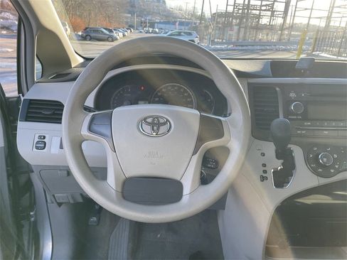 Used 2011 Toyota Sienna image 16