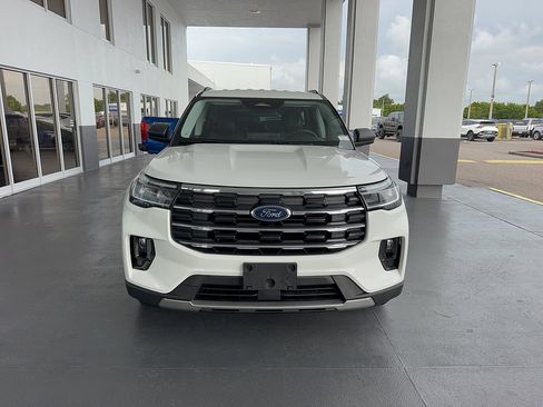 Certified 2025 Ford Explorer Active w/ Active Comfort Package RWD image 3