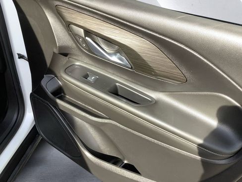 Used 2024 GMC Terrain SLE w/ Driver Convenience Package image 15