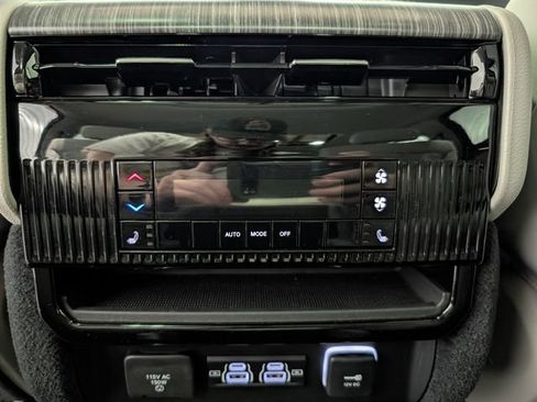 Used 2024 Jeep Wagoneer Series III w/ Premium Group I AWD/4WD image 12