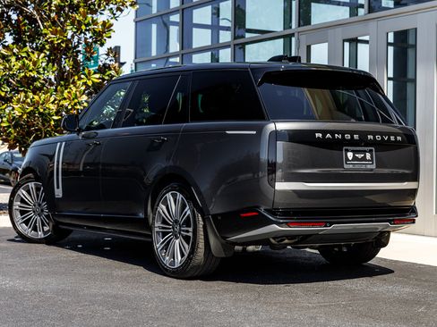 Used 2025 Land Rover Range Rover Long Wheelbase Autobiography image 11