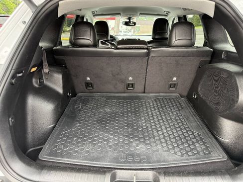 Used 2019 Jeep Cherokee Limited AWD/4WD image 8