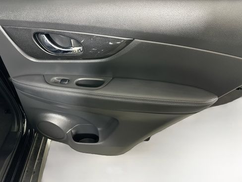 Used 2018 Nissan Rogue SV image 28