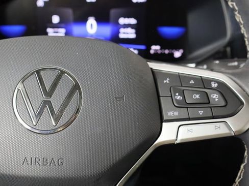 Used 2023 Volkswagen Taos SE w/ Panoramic Sunroof Package image 10