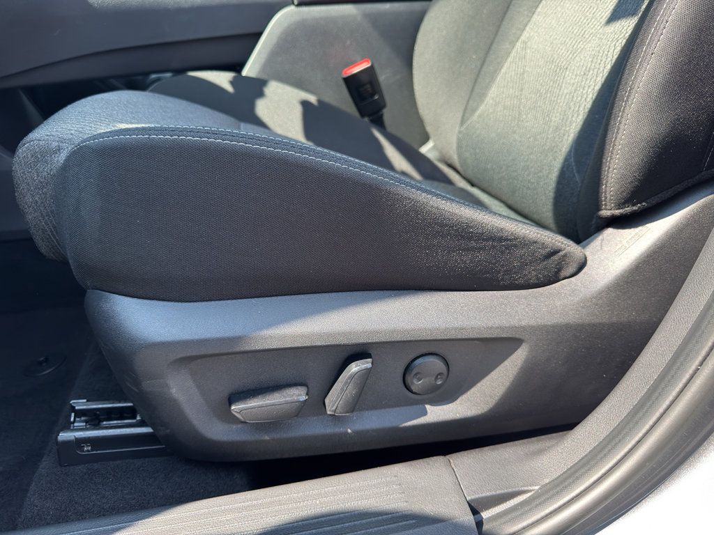 Used 2025 Nissan Rogue SV AWD/4WD image 13
