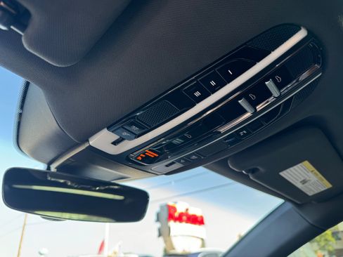 Used 2018 Porsche Panamera 4 image 30