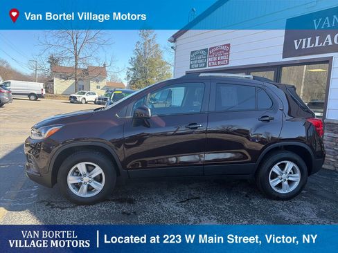Used 2022 Chevrolet Trax LT w/ LT Convenience Package AWD/4WD image 2