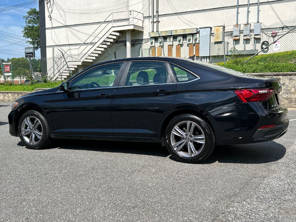 Used 2023 Volkswagen Jetta SE w/ Panoramic Sunroof Package FWD image 4