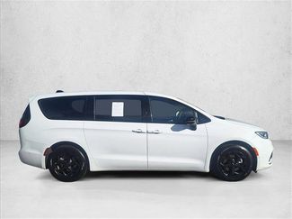 Used 2024 Chrysler Pacifica Limited video 4