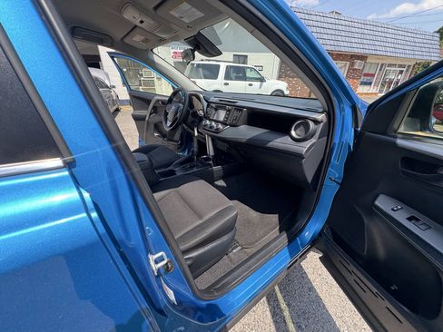 Used 2018 Toyota RAV4 LE AWD/4WD image 42