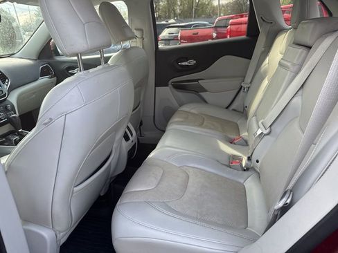 Used 2019 Jeep Cherokee Limited image 12