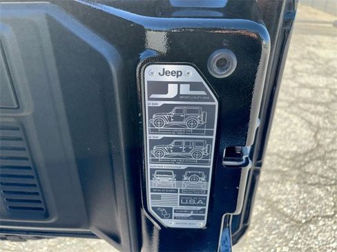 Used 2020 Jeep Wrangler Unlimited Sahara image 16