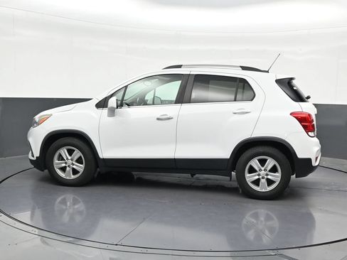 Used 2019 Chevrolet Trax LT w/ LT Convenience Package FWD image 2