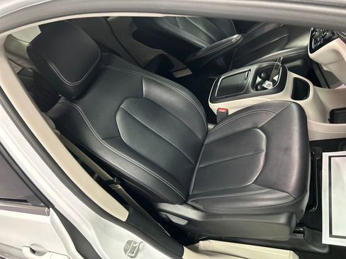 Used 2024 Chrysler Pacifica Touring-L image 26