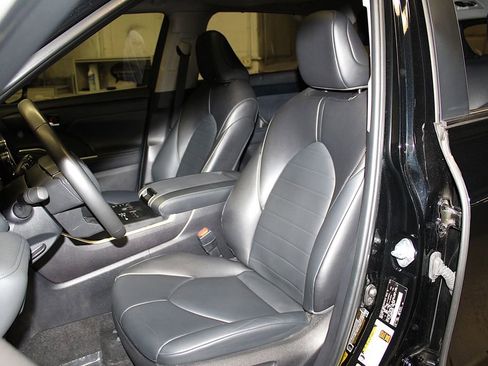 Used 2024 Toyota Highlander XLE AWD/4WD image 28