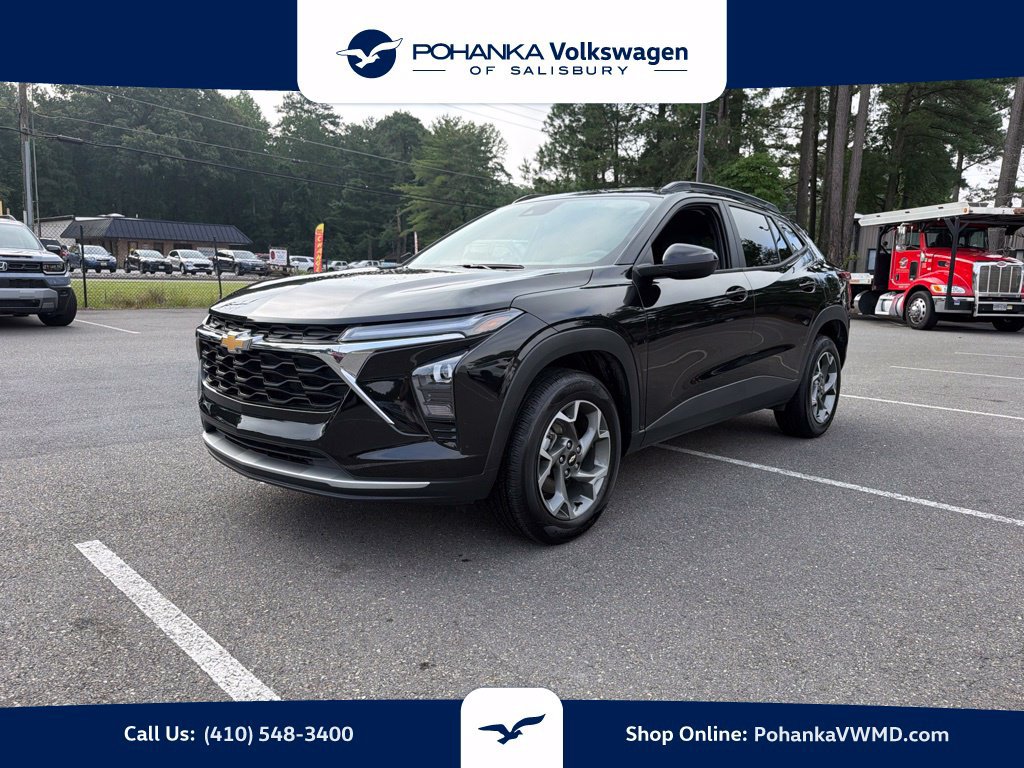 Used 2025 Chevrolet Trax LT FWD image 1