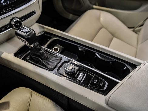 Used 2019 Volvo S60 T5 Momentum w/ Premium Package image 27