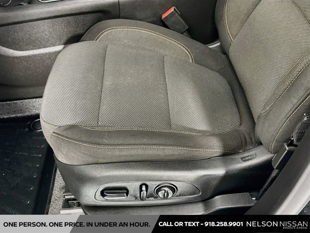 Used 2021 Chevrolet Traverse LT FWD image 18