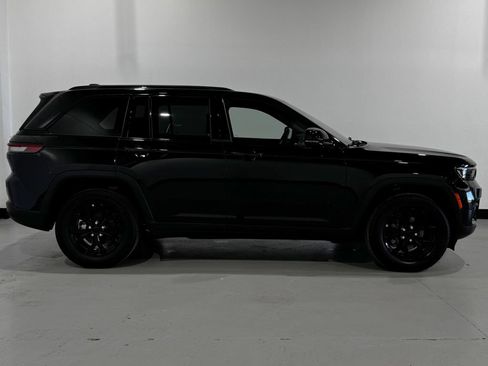 Used 2025 Jeep Grand Cherokee Altitude AWD/4WD image 22