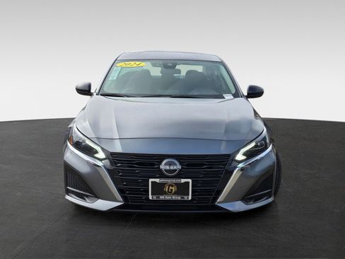 Used 2024 Nissan Altima 2.5 SV image 2