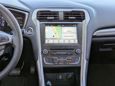 Used 2018 Ford Fusion SE w/ Fusion SE Technology Package image 17