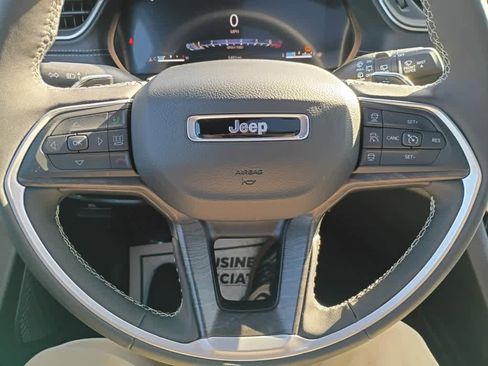 Used 2025 Jeep Grand Cherokee L Limited image 17