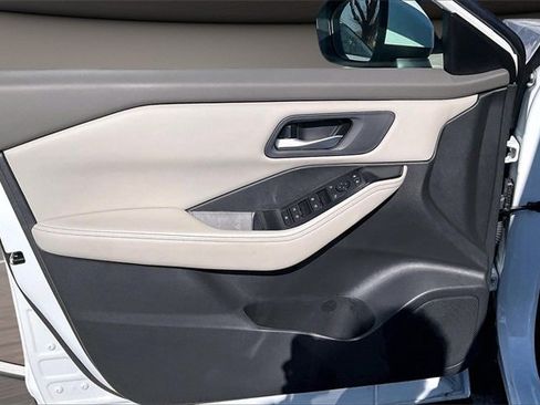 Certified 2025 Nissan Rogue SV image 19