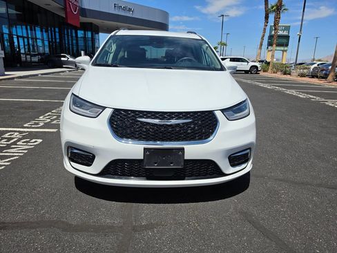 Used 2022 Chrysler Pacifica Touring-L FWD image 2
