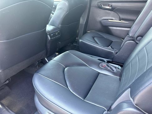Used 2023 Toyota Highlander XLE AWD/4WD image 26
