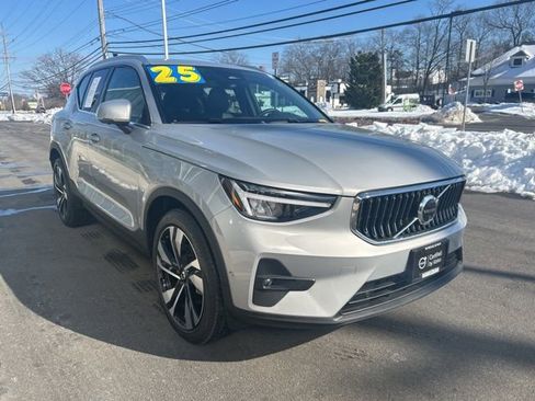 Certified 2025 Volvo XC40 B5 Plus AWD/4WD image 6
