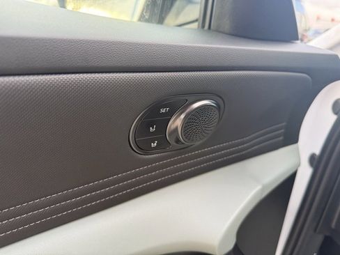 Used 2024 Hyundai Elantra Limited image 19