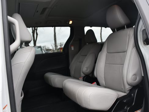 Used 2017 Toyota Sienna Limited Premium image 17
