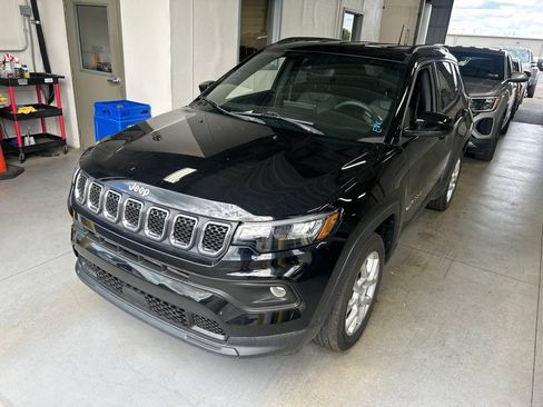 Used 2023 Jeep Compass Latitude AWD/4WD image 2