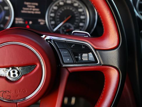 Used 2019 Bentley Bentayga image 45