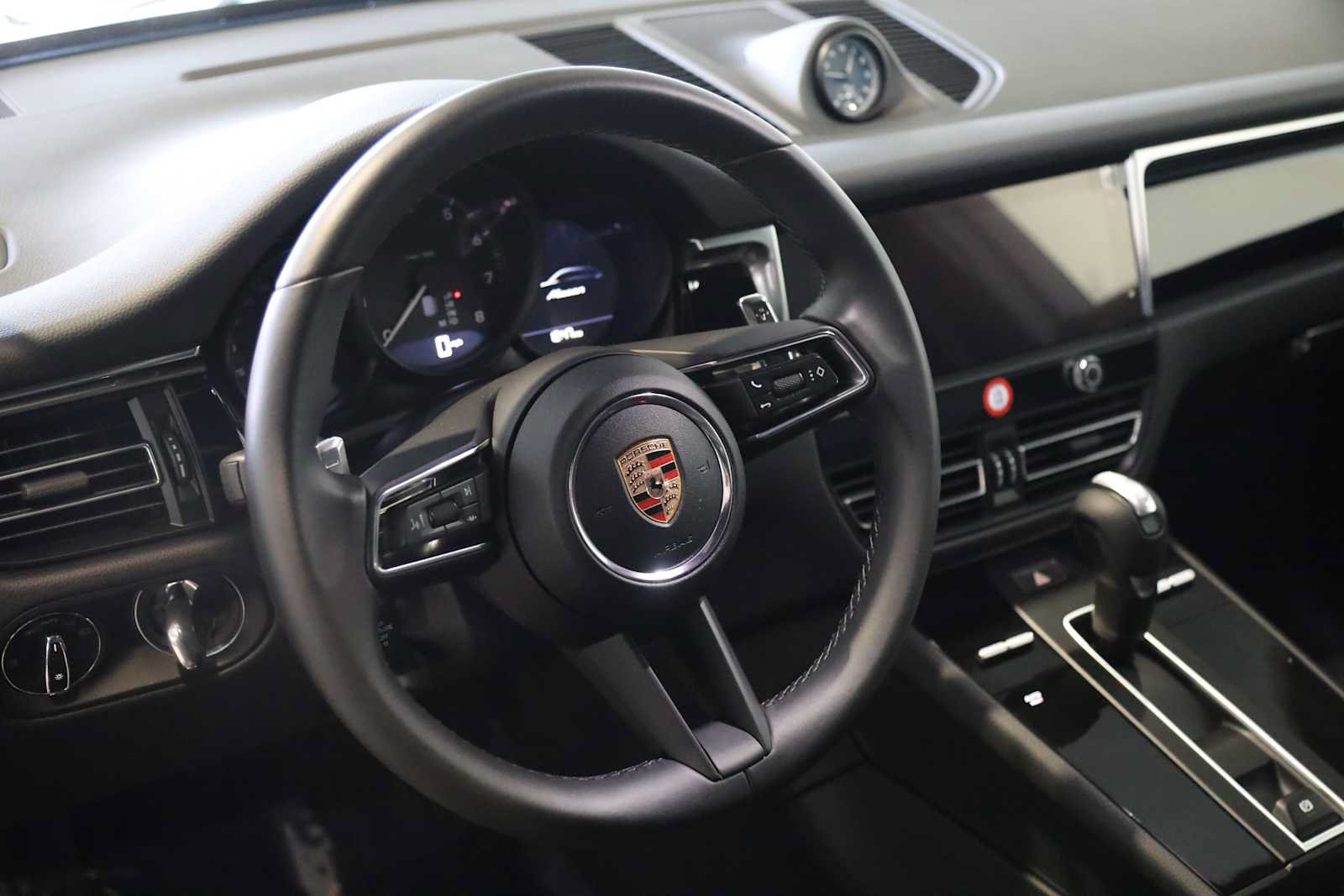 Used 2025 Porsche Macan AWD/4WD image 4