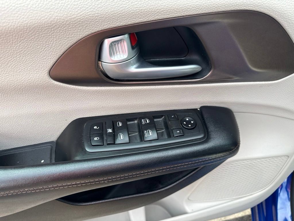 Used 2019 Chrysler Pacifica Touring-L FWD image 16