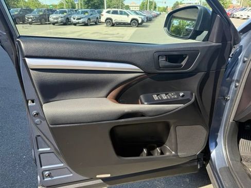 Used 2018 Toyota Highlander LE AWD/4WD image 11