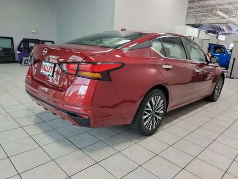 Used 2024 Nissan Altima 2.5 SV FWD image 11