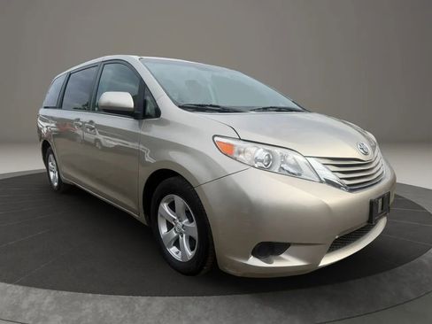 Used 2017 Toyota Sienna LE FWD image 3