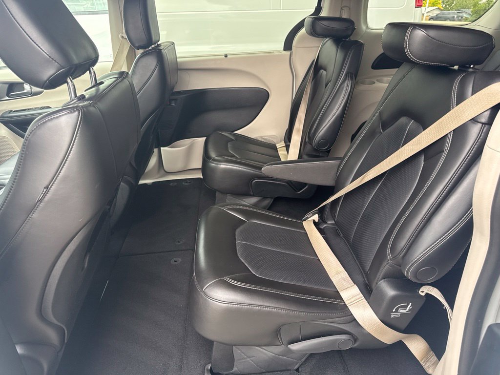 Used 2023 Chrysler Pacifica Touring-L FWD image 7