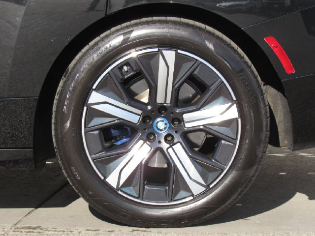 Used 2022 BMW iX xDrive50 w/ Sport Package AWD/4WD image 39