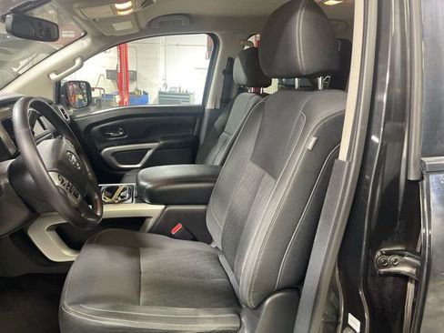 Used 2019 Nissan Titan SV w/ SV Convenience Package AWD/4WD image 11