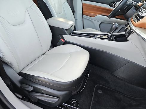 Used 2022 Jeep Compass Limited image 10