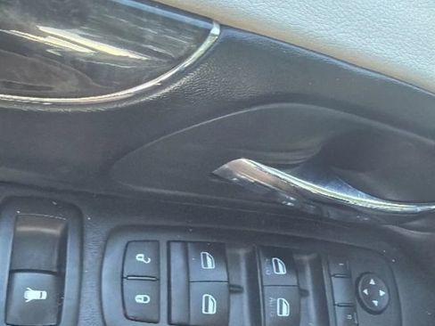 Used 2015 Chrysler Town & Country Touring FWD image 33