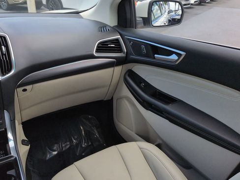 Used 2020 Ford Edge Titanium FWD image 17