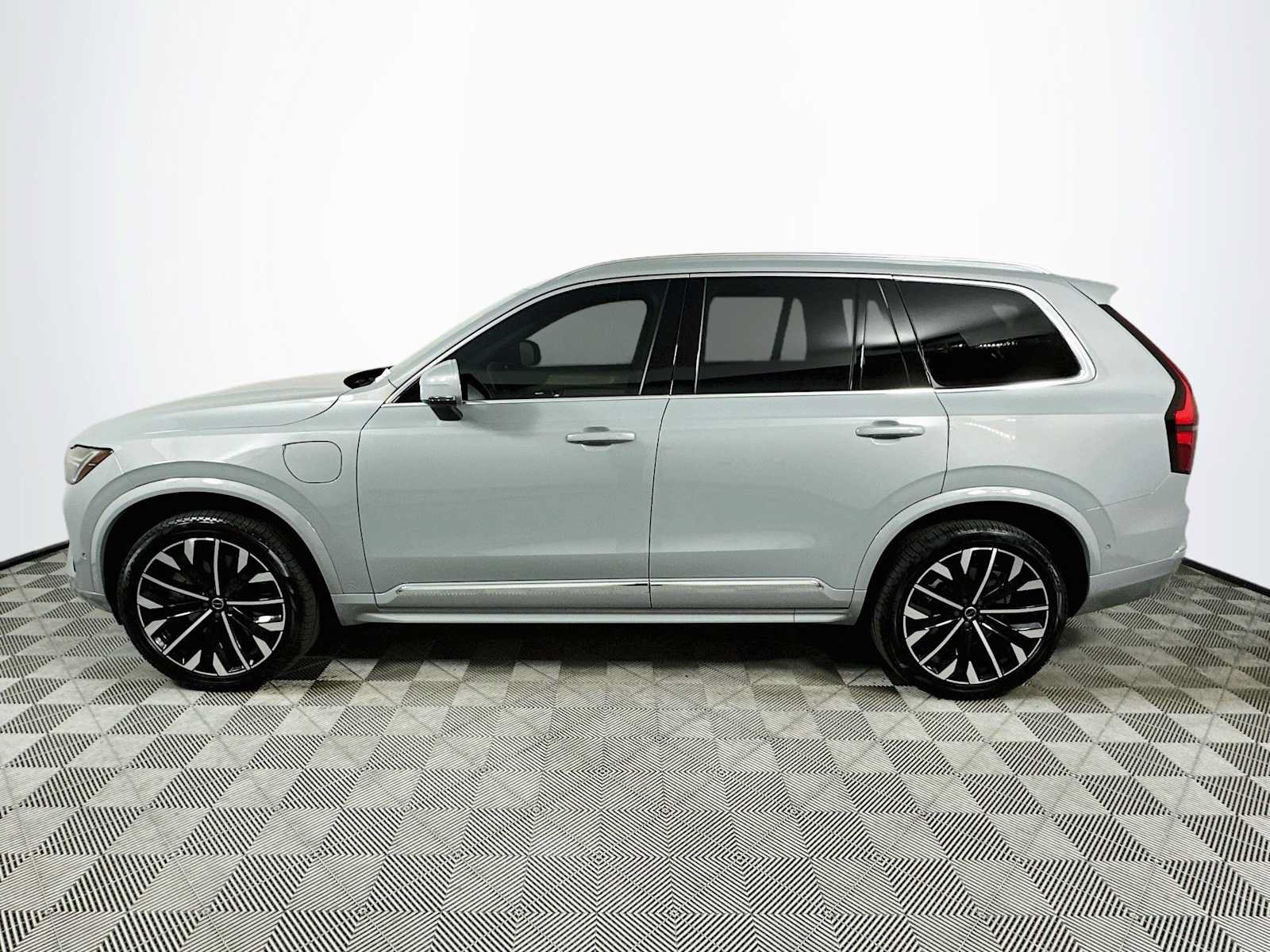 Used 2026 Volvo XC90 T8 Plus w/ Protection Package AWD/4WD image 4