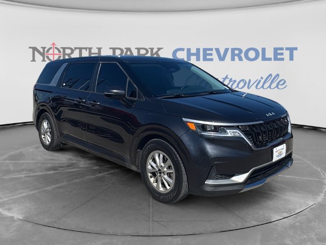Used 2023 Kia Carnival LX FWD image 1