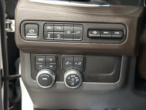 Used 2021 GMC Yukon Denali w/ Denali Premium Package image 11