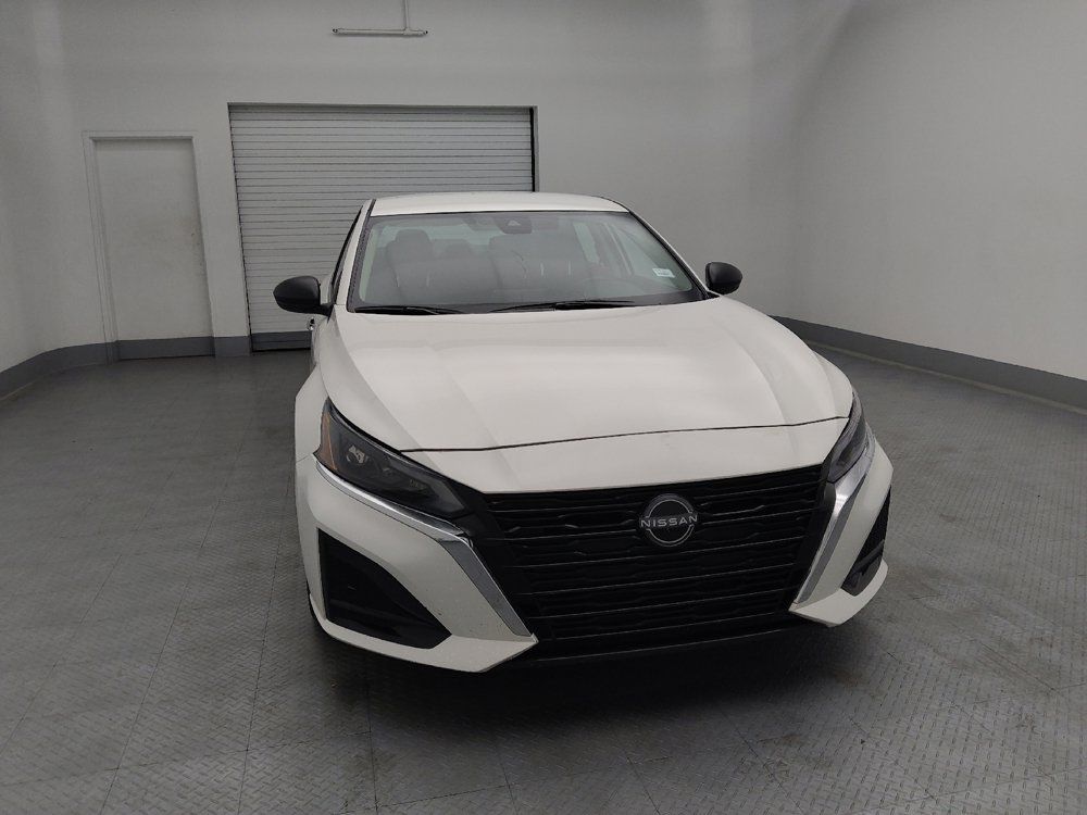 Used 2025 Nissan Altima 2.5 SV FWD image 14