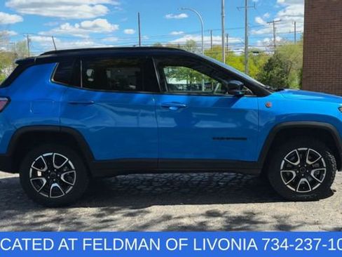 Used 2025 Jeep Compass Trailhawk AWD/4WD image 9